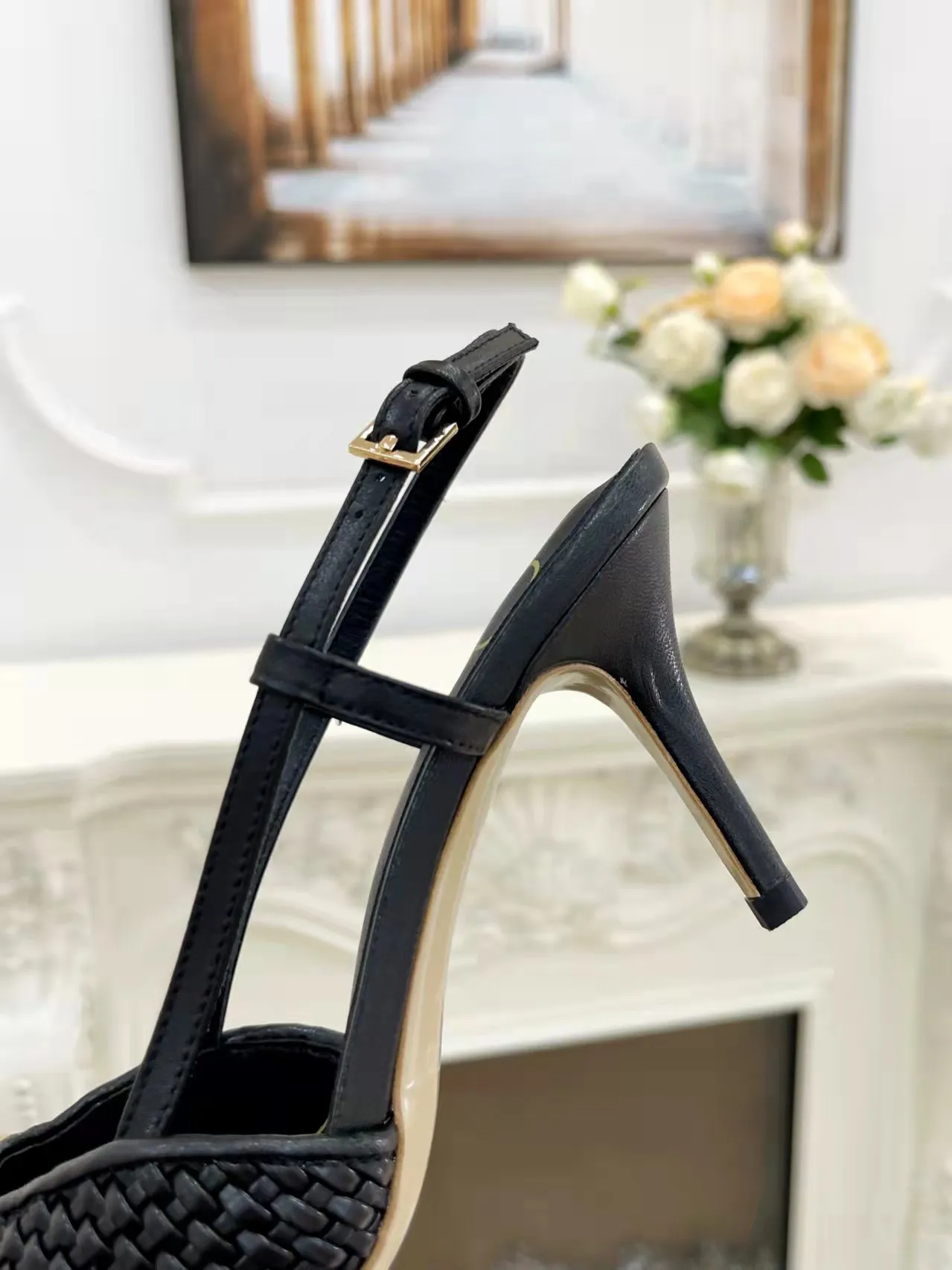 👟👟Ex-factory price 440👟👟 Genuine leather sole +40 Top version 𝑉𝐴𝐿𝐸𝑁𝑇𝐼𝑁𝑂 Valentino new spring and summer women's 5⃣️color empty back sandals. The unique [V family hand-woven] brings out a full sense of high-end, and the new season will live up to expectations! Worth buying★Absolutely high-grade❥Original method, Absolutely sensual❥Elegant style, creating a different feeling, simple and elegant style!  Code number: 35-41 (34-42 is custom-made and non-returnable) Inner lining: Sheepskin lining Heel height: 7.5 cm Leather outsole + 40 rubber outsole
